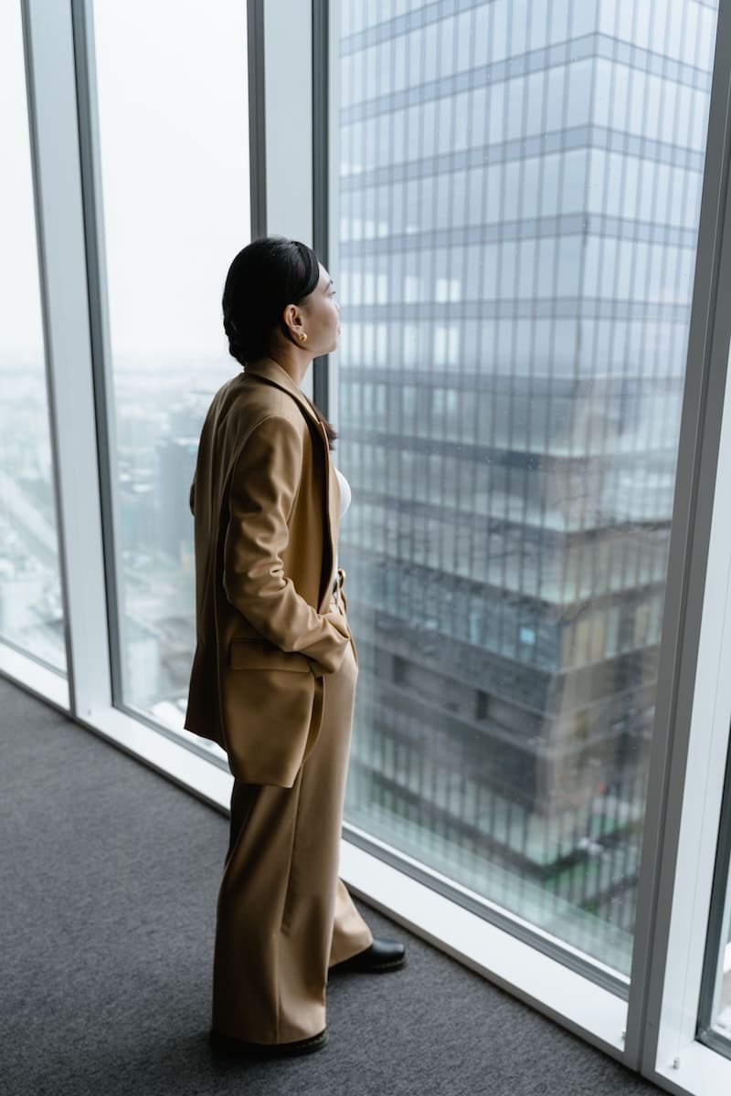 Persona in ufficio - Pexels - foto di Mart Production